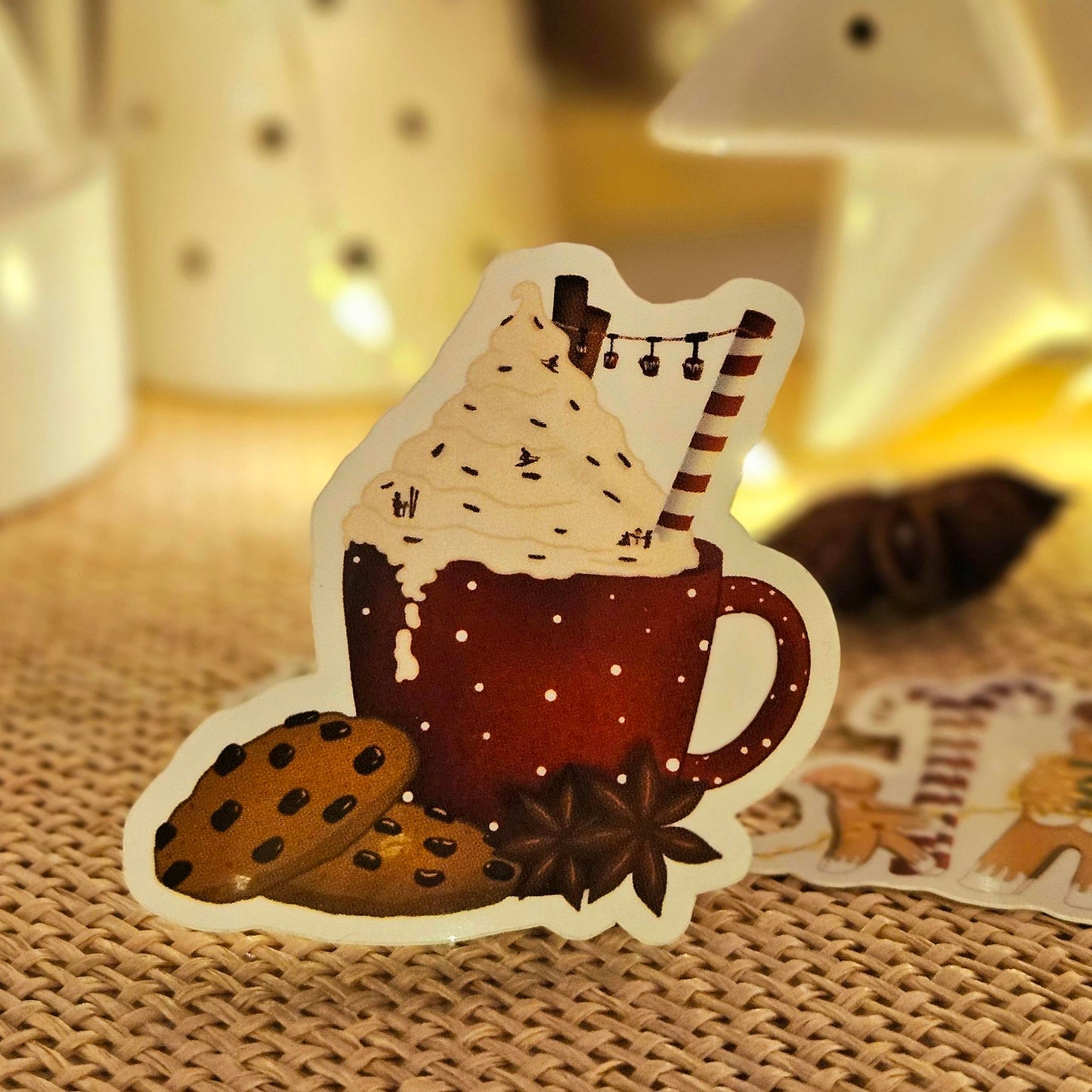 Sticker représentant un chocolat chaud surmonté d’une chantilly saupoudré de skieur