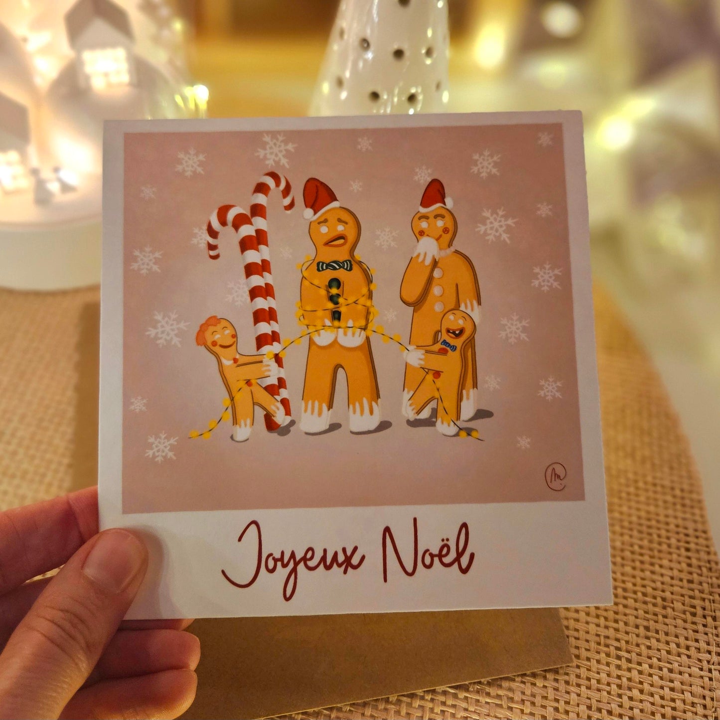 Carte de Noel représentant une famille de petits biscuits 