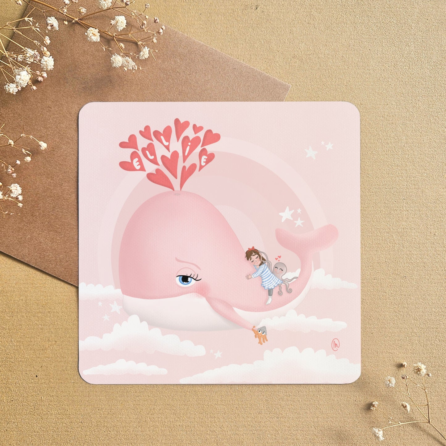 Carte pour enfant avec prénom personnalisable représentant une petite fille sur le dos d’une baleine. À offrir pour une naissance, un anniversaire.