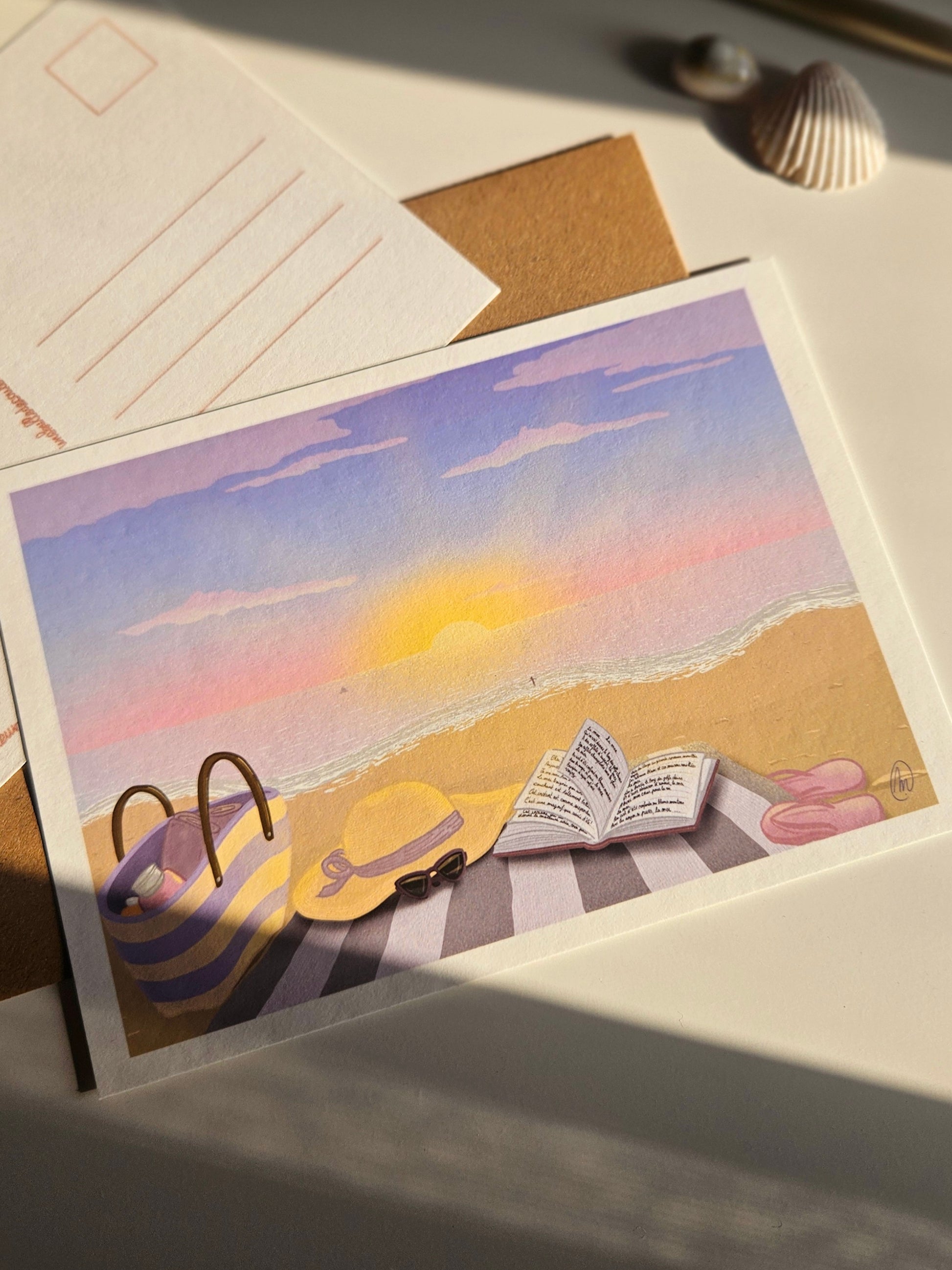 Un coucher de soleil le bruit des vagues une serviette posée sur le sable